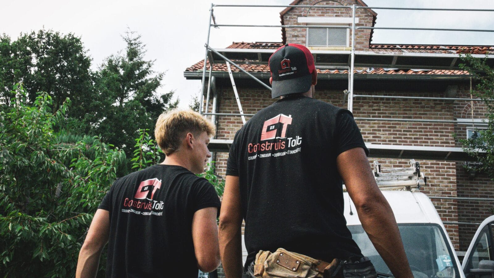 Couvreurs ConstruisToit sur un chantier à Bruxelles